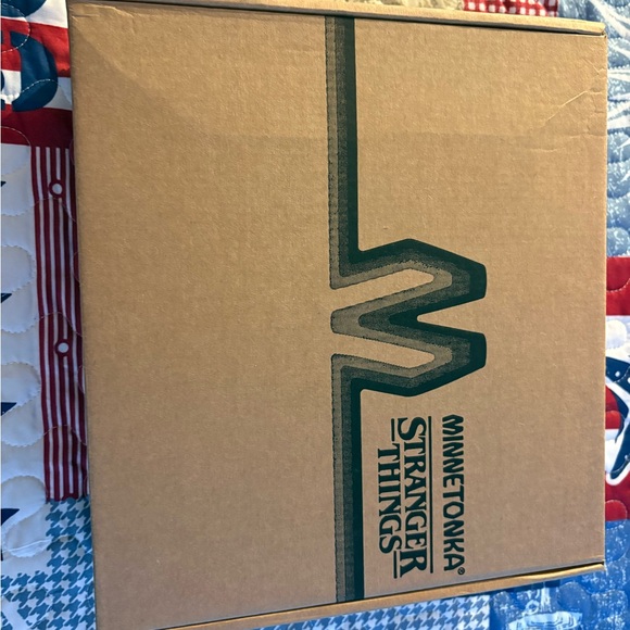 Brand New in Box Minnetonka Women’s Size 10 Stranger Things Holly Wheeler Boots - Picture 10 of 12